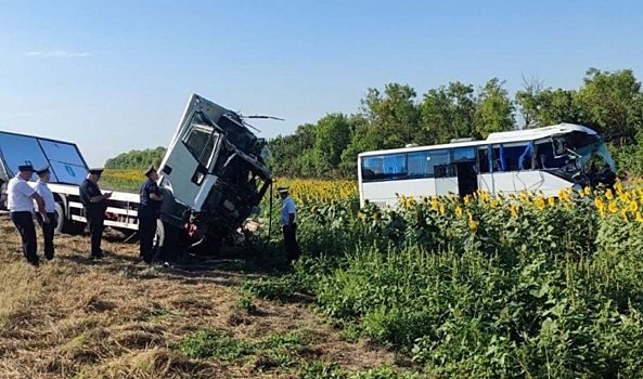 На видео сняли последствия смертельного ДТП с автобусом в Волгоградской области