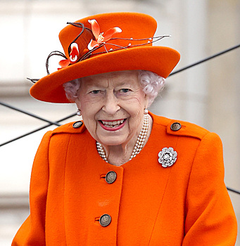 Чудеса самоиронии: Елизавета II умеет шутить над своим небольшим ростом