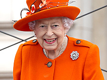 Чудеса самоиронии: Елизавета II умеет шутить над своим небольшим ростом
