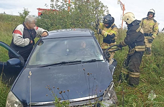 Выехавший на встречку автомобиль Land Cruiser снес легковушку в Кузбассе