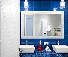 Функциональный интерьер ванной комнаты в сине-белых тонах
