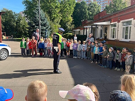Сотрудники Отдела Госавтоинспекции Юго-Западного административного округа провели для воспитанников дошкольного корпуса ГБОУ г. Москвы «Школа № 2115» познавательное мероприятие «Я шагаю без опасности»