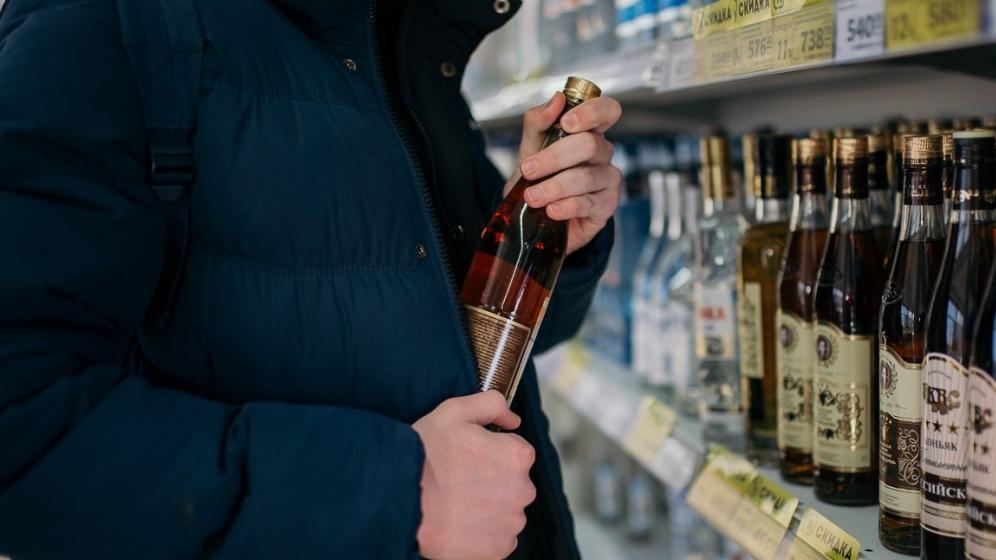 Мужчина вынес из супермаркета в Вологде две бутылки коньяка под курткой