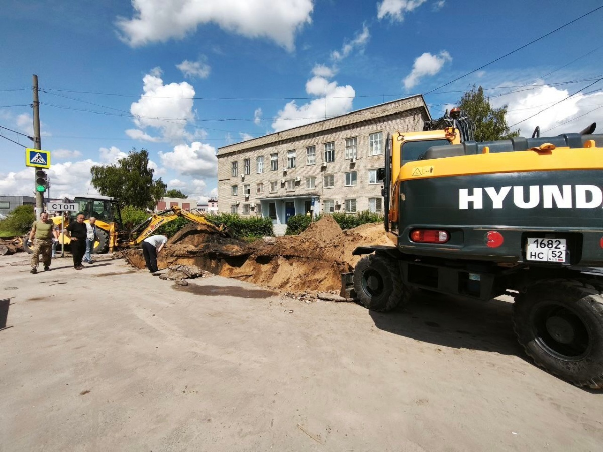Две аварии на канализационном коллекторе произошли на Бору за день