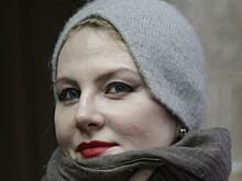 Рената Литвинова облачилась в темное платье с перьями