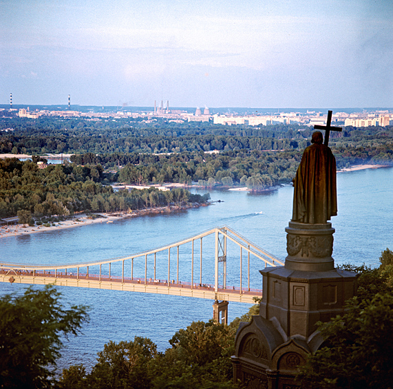  Вид из парка Владимирская горка на реку Днепр. Справа - памятник Владимиру Великому, 1970 год