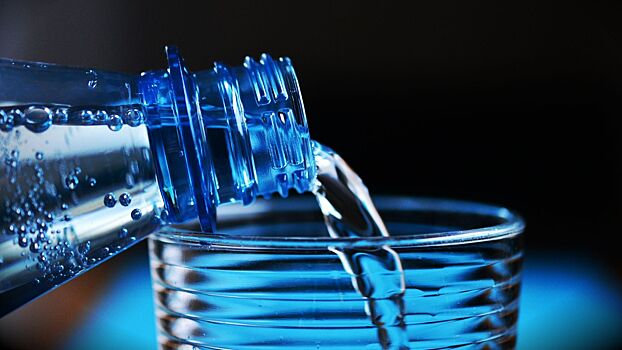 Медики рекомендовали пить теплую воду по утрам для похудения