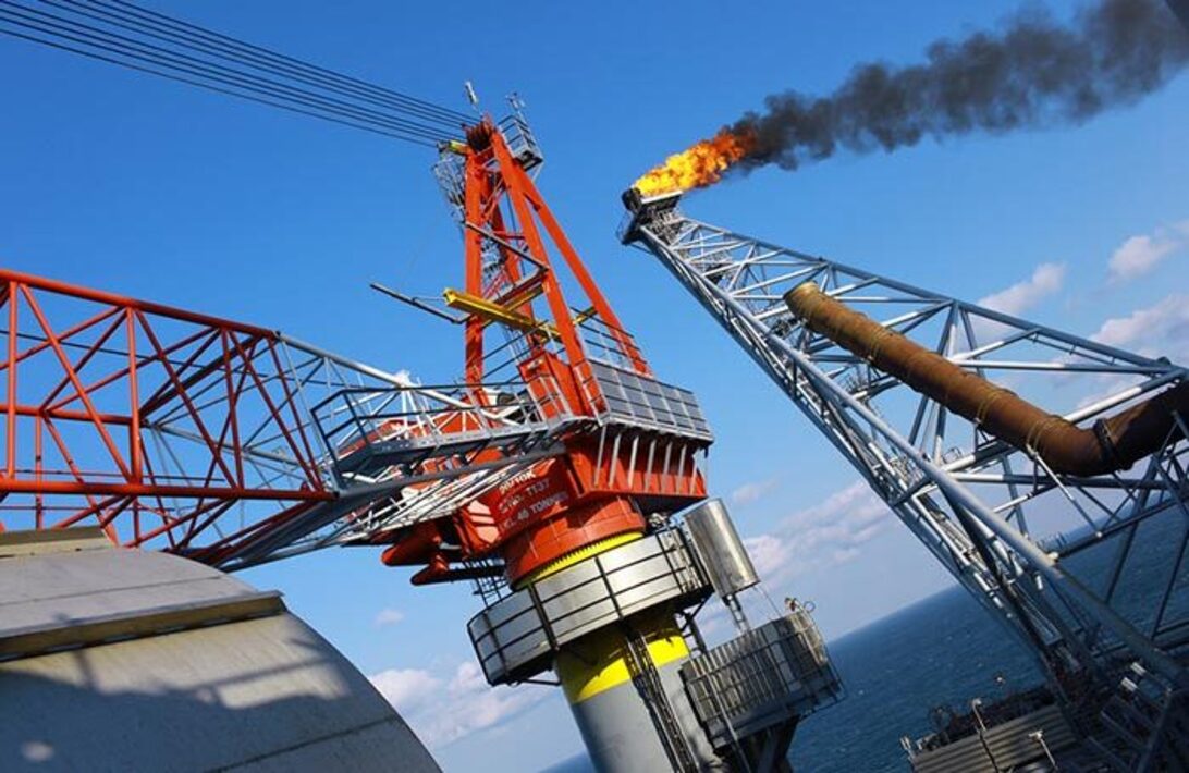 Кран вышка. Краны на нефть. Портовый кран. Морская нефтедобывающая платформа. Нефтяная вышка.