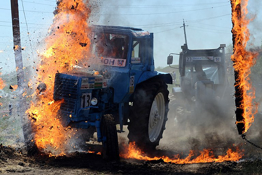 Участник тракторного многоборья "Бизон-Трек-Шоу-2015" на трассе соревнования в Ростовской области.
