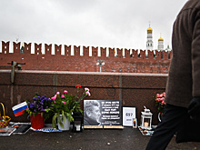 Неизвестный пытался разгромить мемориал памяти Немцова на Большом Москворецком мосту