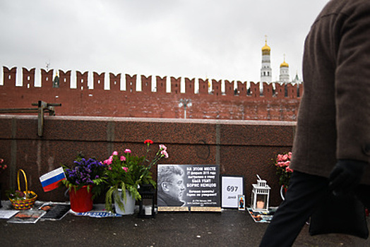 Неизвестный пытался разгромить мемориал памяти Немцова на Большом Москворецком мосту