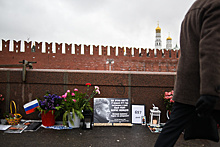 Неизвестный пытался разгромить мемориал памяти Немцова на Большом Москворецком мосту