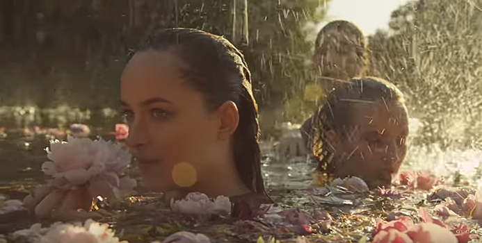 Цветущая Дакота Джонсон в невероятно красивом рекламном ролике аромата Gucci Bloom