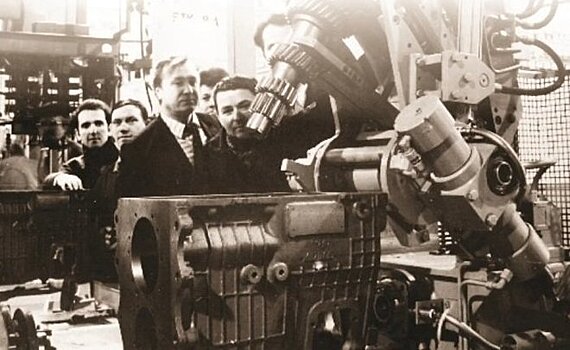 Фотомарафон "100-летие ТАССР": сборка первой коробки передач на заводе двигателей КАМАЗа, 1976 год