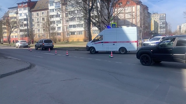 В Нижнем Новгороде автомобиль сбил женщину с ребенком