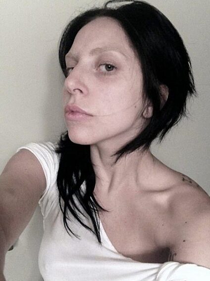 Леди Гага допустила ошибку, когда выложила селфи без макияжа. Многие фанаты посчитали, что в таком виде эпатажная певица выглядит очень странно.