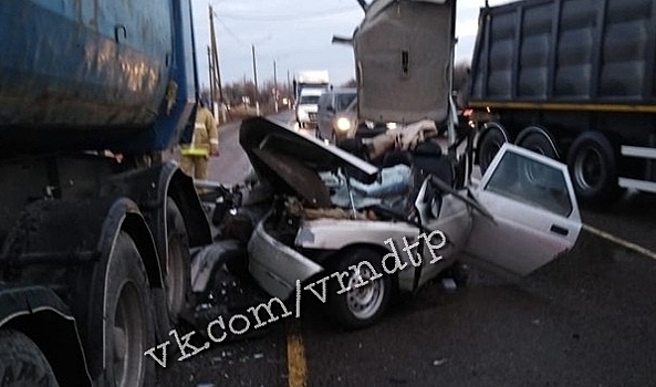 На воронежской трассе «ВАЗ» протаранил стоящий «КамАЗ»: погибла женщина