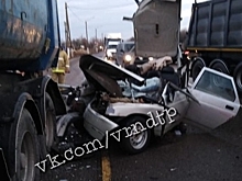 На воронежской трассе «ВАЗ» протаранил стоящий «КамАЗ»: погибла женщина