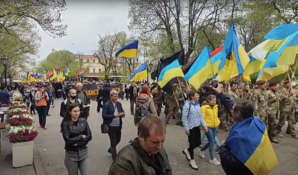 Украинцы устроили. Турки в Одессе с украинками. Шествие в честь годовщины пожара в доме профсоюзов Одесса.