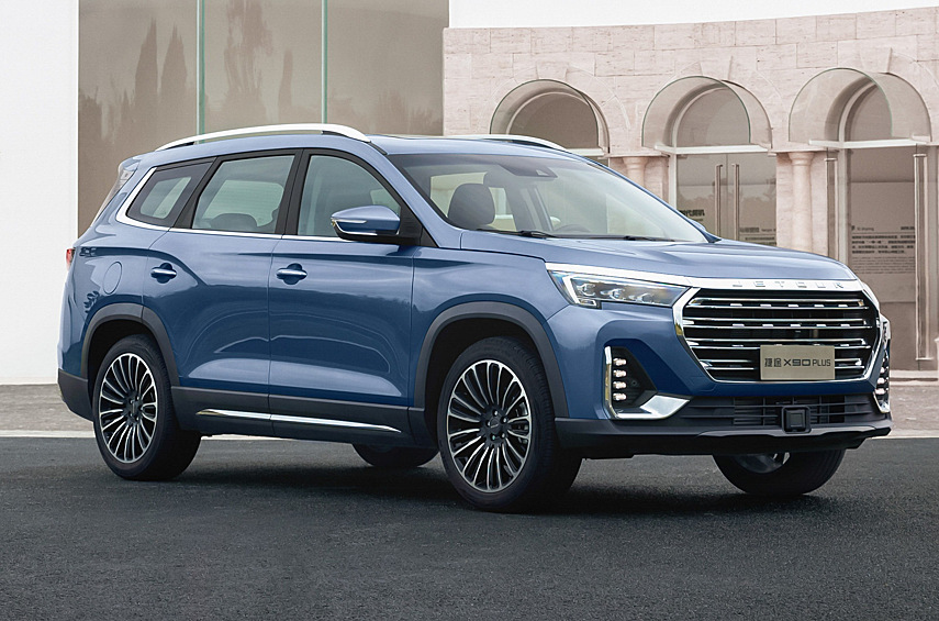 Jetour X90 Plus. Пятиметровый флагман марки по технике идентичен Chery Tiggo 8. 1,6-литровый 190-сильный и 2,0-литровый 244-сильный моторы сочетаются с «роботом»