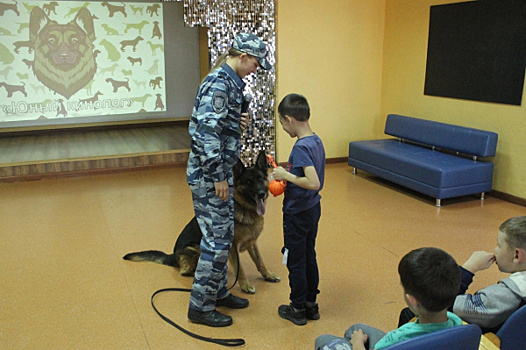 Инспектор-кинолог рассказала школьникам о работе со служебными собаками
