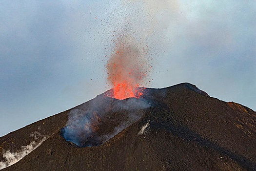 Ingv: Вулкан Этна на Сицилии выбросил лаву на высоту 400 метров