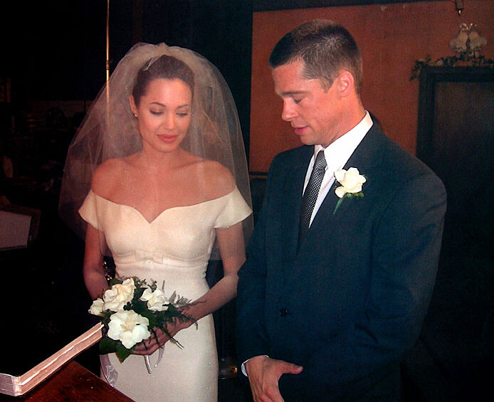 Голливудская актриса Анджелина Джоли подала на развод с супругом Брэдом Питтом после десяти лет совместной жизни