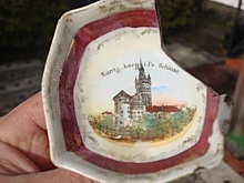 Житель Балтийска нашёл на участке старинную креманку с изображением Королевского замка