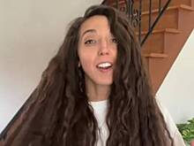 Девушка отказалась от расчесывания волос и удивила зрителей результатом