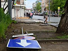 Петербуржцы превратили газоны в стихийные парковки
