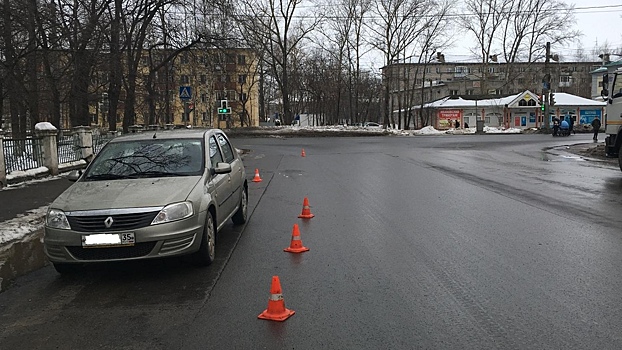 Женщина с ребенком попала под машину в Вологде