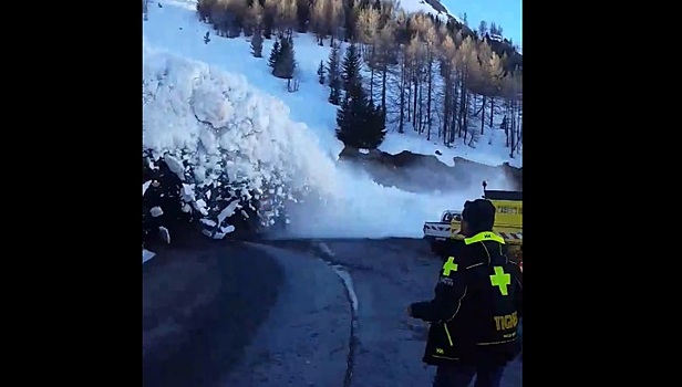 Людей едва не накрыло лавиной во французских Альпах. Видео