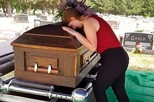 Женщина похоронившая мужей. Муж похоронил жену фото.
