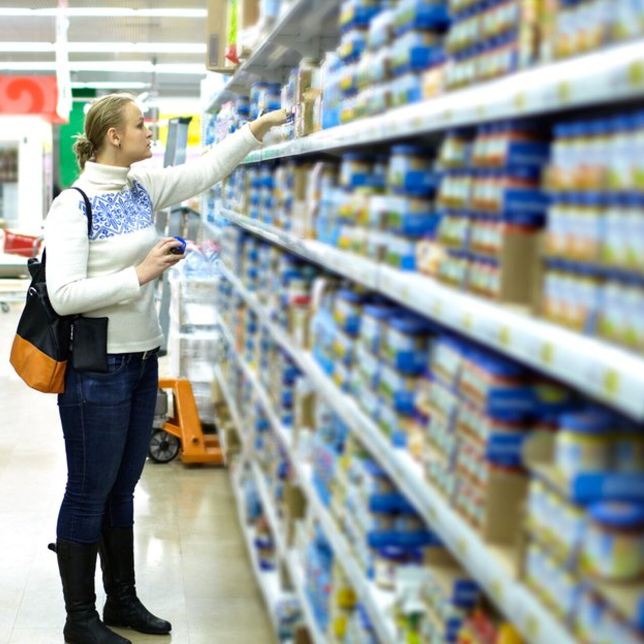 Мерчендайзер с кпк. Мерчендайзер нестле. Мерчендайзер нестле. Фото мерчендайзера в магазине. Торговый представитель в магазине.