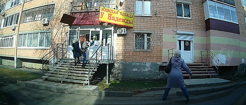 Фасад балкона рухнул на двух девушек в Ижевске