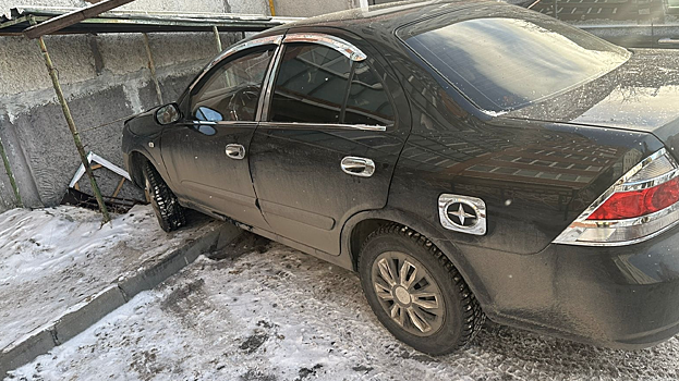 В Новом Уренгое иномарка врезалась в стену жилого дома