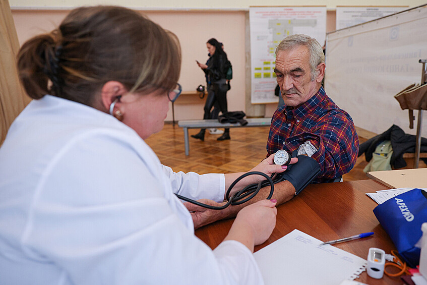 Мужчина во время медкомиссии в пункте предварительного сбора граждан во Дворце культуры в городе Батайск, Ростовская область, 26 сентября 2022 года