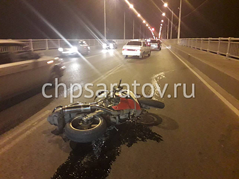 Пьяный мотоциклист врезался в автомобиль на мосту через Волгу
