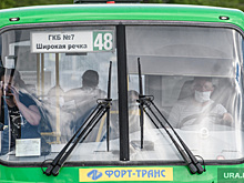 Пассажирский автобус снес забор в центре Екатеринбурга