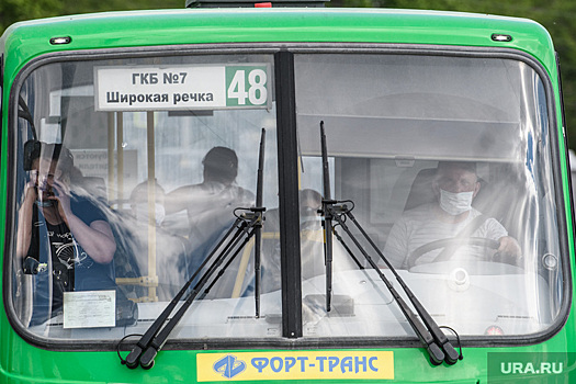 Пассажирский автобус снес забор в центре Екатеринбурга