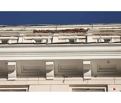 В Челябинске у «центрального» дома напротив площади Революции отвалилась часть фасада