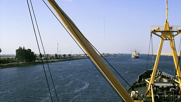 В Суэцком канале сняли с мели танкер, прервавший навигацию
