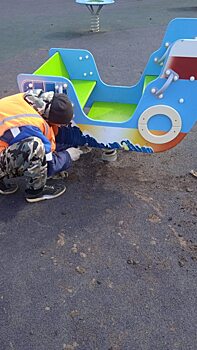 Балаковским детям починили сломанный вандалами аттракцион