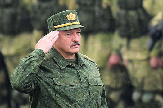 Лукашенко пообещал по-мужски драть шкуру с комбатов после проверки армии