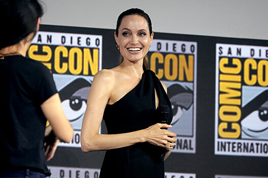 Надкусанный Анджелиной Джоли украинский круассан выставили на продажу