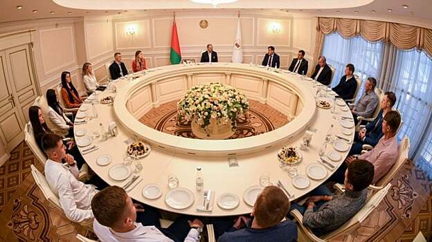 Сборная Беларуси по биатлону встретилась с главой НОК Виктором Лукашенко