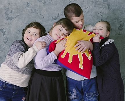 Дизайнер Татьяна Парфенова и дети с синдромом Дауна выпустили совместную коллекцию подушек