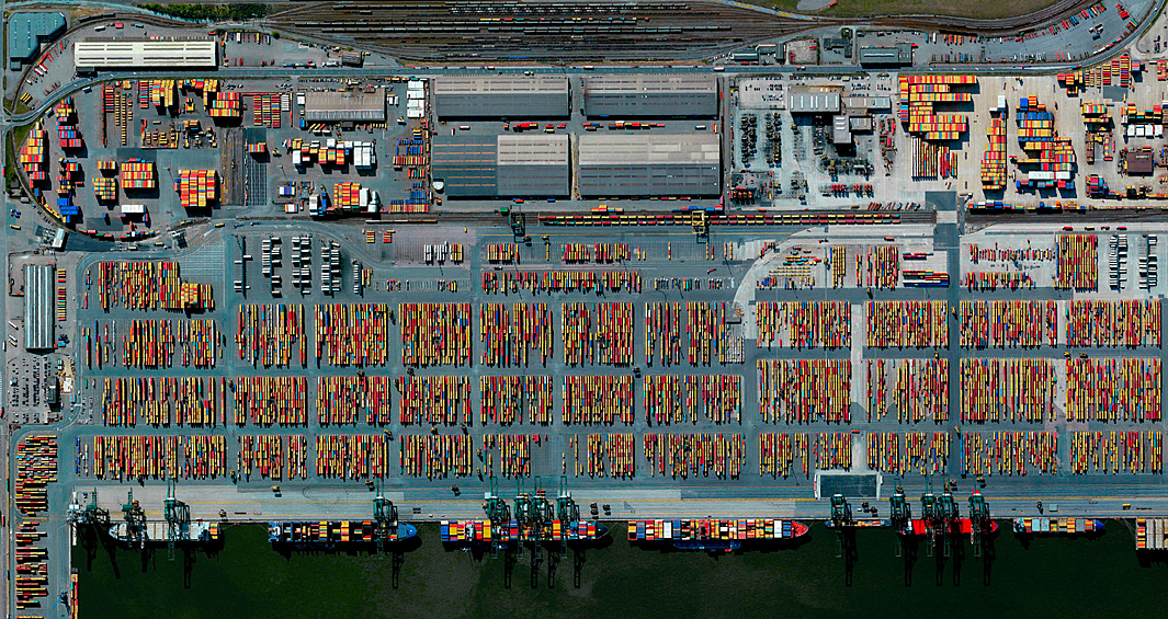 Порт Антверпена в Бельгии является вторым по величине портом в Европе. За год принимает более 71.000 судов и 314 миллионов тонн грузов