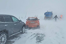 На дороге Аксарка - Салехард десятки машин попали в снежный плен