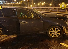 Легковушка протаранила отбойник моста через Оку в Калуге